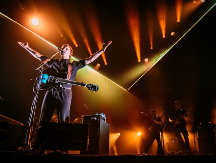 De 76-jarige Berryl bezoekt voor het eerst in haar leven een concert en gaat naar...