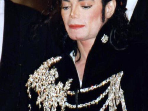 Roel rent de supermarkt uit bij het horen van Michael Jackson