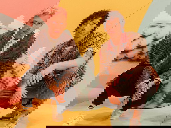 Twee Twenty One Pilots fans aan de lijn bepalen samen welk nummer van het nieuwe album Scaled and Icy ze willen horen!