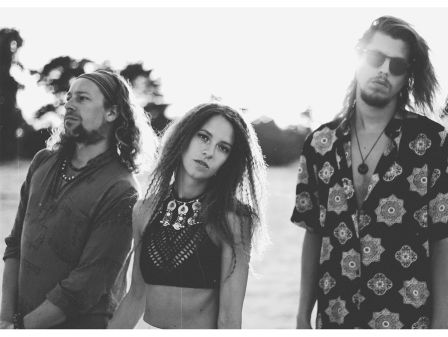 Wroetend in de aarde denken aan Pinkpop