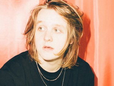 Lewis Capaldi vertelt waarom hij op nummer 1 zou moeten staan!