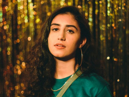 Naaz heeft vannacht geslapen met uien en knoflook in haar bed om uit te zieken