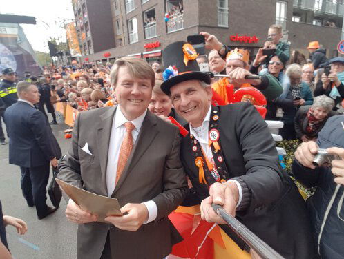 Johan Vlemmix heeft het voor elkaar, een selfie met de koning!