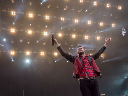 Luuk hoort het slaan van een heipaal in Machine van Imagine Dragons