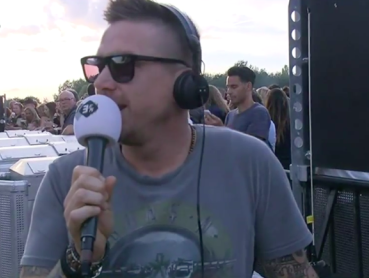 Johnny de Mol doet even live radio-verslag vanaf het veld op Pinkpop