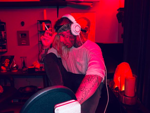 Na weken proberen, krijgt Ronald eindelijk Tom Macdonald op de radio!