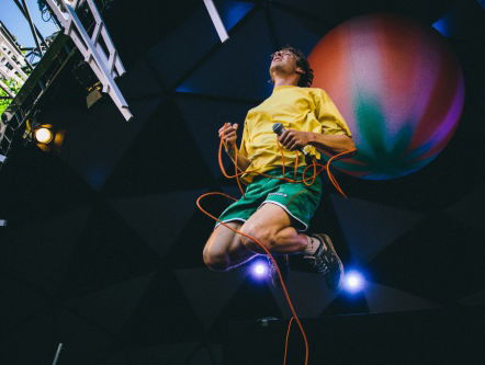 Zeewind en experimenteel theater: festivalfenomeen Karel is op Oerol!