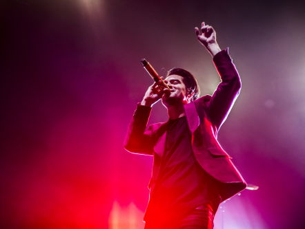 Zo klinkt het nieuwe (behoorlijk heftige) project van Brendon Urie van Panic! At the Disco