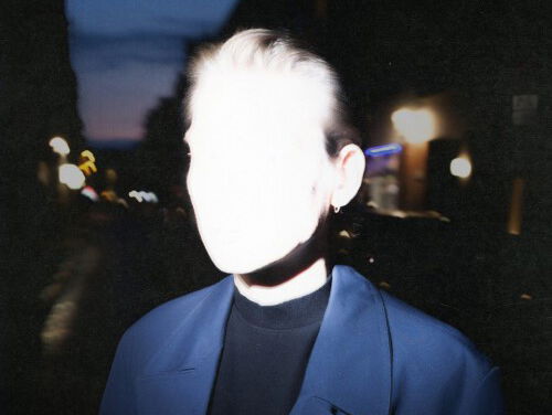 Thomas Azier' luistersessie in Berlijn is stilgelegd door de politie