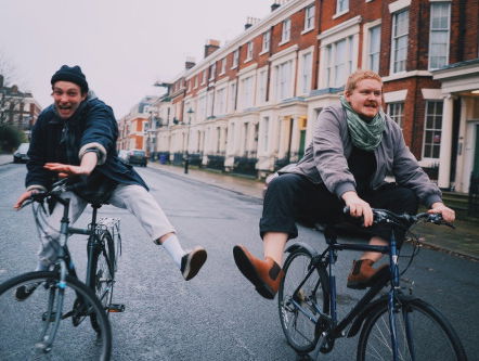 Hoe Her's zich liet inspireren door Twin Peaks en Pierce Brosnan