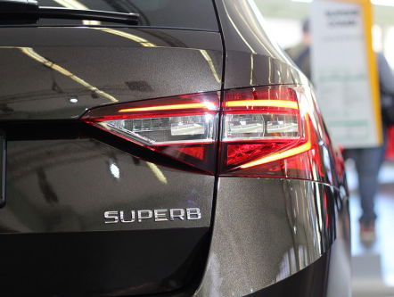 Knipperlichtliedje: Zilvere Skoda Suberb