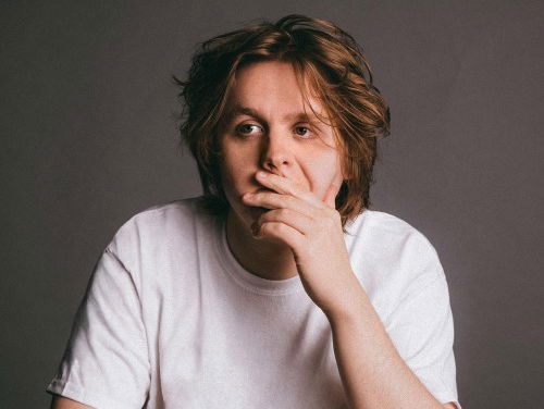 Lewis Capaldi: 'Ik vind het hilarisch om door Noel Gallagher te worden afgezeken!'