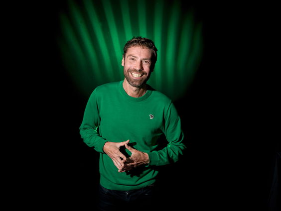 Timur biedt Froukje's 'Same Love' aan bij Hongaars radio-station