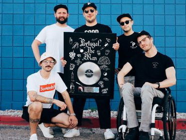 Portugal. The Man wil de volgende keer wel graag wat kunst aan de muur van hun DTRH kleedkamer