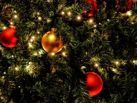 Yoeri neemt een kerstbel mee de studio in