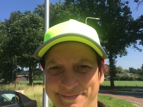 Medewerker van de Dag Jaqualine regelt het verkeer op de Zwarte Cross