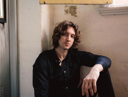 Ghiselle wilt zelf ook radio dj worden en plugt daarom Dean Lewis.