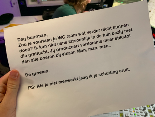 Kantoorbriefjes werken ook goed bij schijtlucht van je buren
