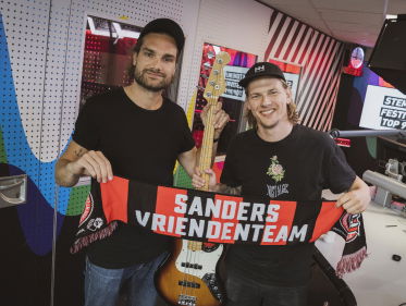 Bassist Sander Vrienten voegt de bas toe aan de Perfecte Poptrack!