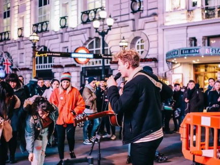 Astrid vindt dat Harry Marshall een platenlabel moet krijgen, Renee van de ANWB vindt het helemaal niets!