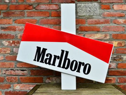Gaan we naar een rookvrije generatie? Vandaag wordt het laatste Marlboro-reclamebord weggehaald!