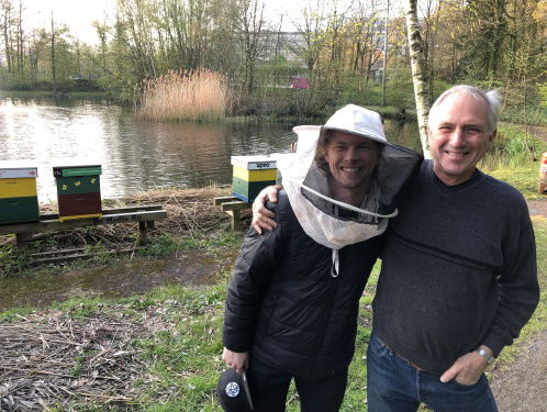 Hoe gaat het met onze bijenkast in Hilversum? Ben de bijenman vertelt!