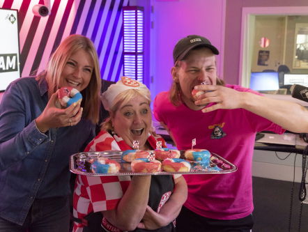 Vriendin Betty van den Oetelaar maakt Duncan Donuts in de studio!
