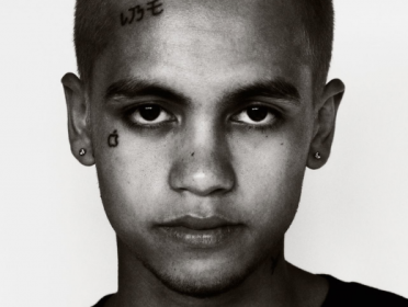 Sophie (18) danst op Dominic Fike met... bladblazers?!