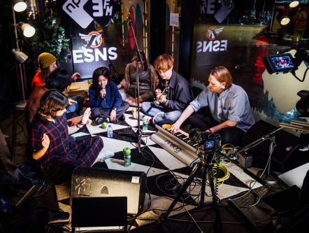 Superorganism houdt de tourvibes goed: "DJ Khaled-style"