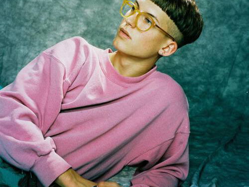 Jonas is trots dat hij Gus Dapperton heeft ontdekt!