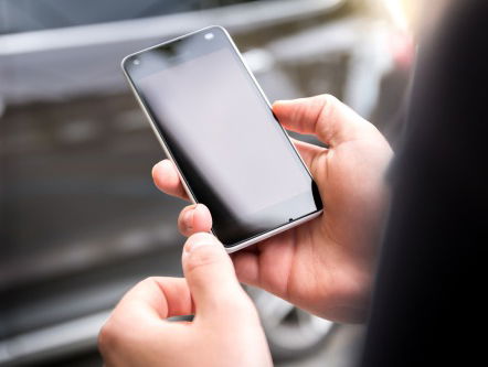 Dat wordt afkicken: een mobieltje gebruiken op de fiets wordt snel verboden!