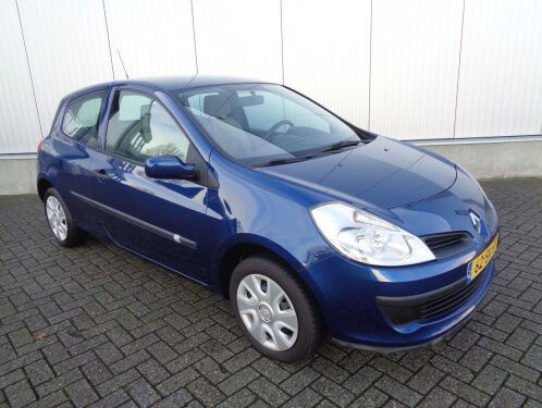 Knipperlichtliedje: een blauwe Renault Clio