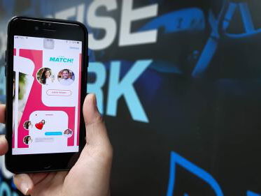 Paul maakte een foutje op Tinder en is op zoek naar Chantal!