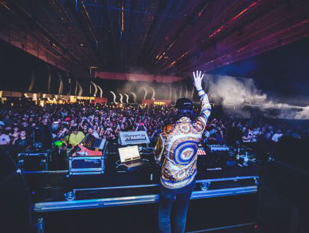 Reinier Zonneveld breekt wereldrecord door meer dan 12 uur een liveset in de Marktkantine de draaien