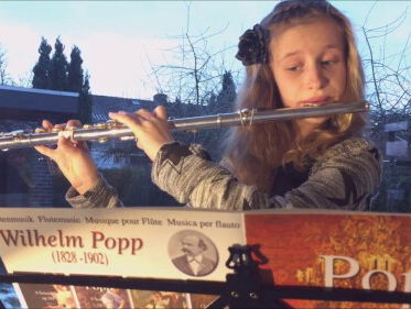 Meike speelt fluit