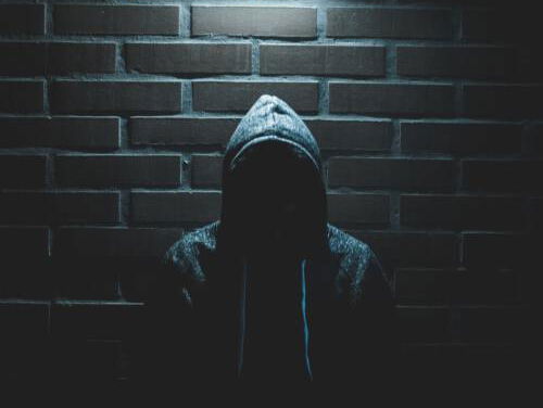 Gooise dieven tikken Marks autoruit in, maar beseffen dat er niks te jatten valt