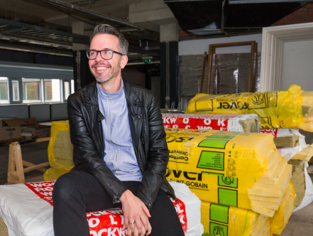 Domien bestelt 'gewone' koffie bij een veel te hippe koffiebar