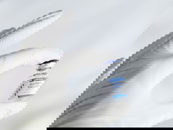 Hoe komen Nederlandse restvaccins in het buitenland? Dokter Bernard Leenstra heeft een oplossing!