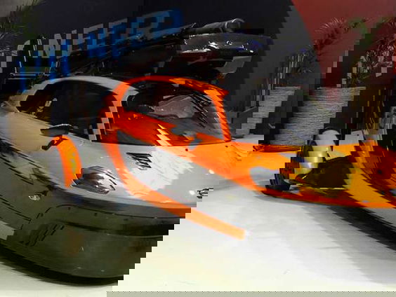 De eerste vliegende auto mag officieel de weg op en hij is in Nederland gemaakt