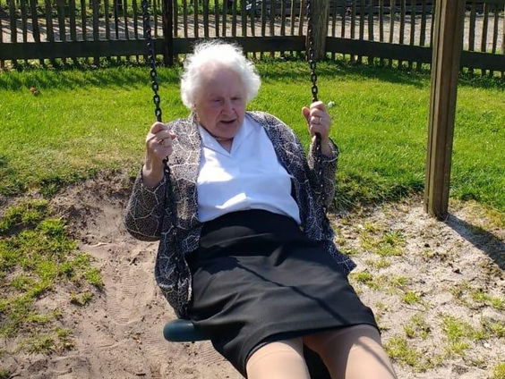 Thuisquarantaine met oma Coba: 'Me vervelen? Nee hoor!'