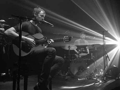 Daphne kon eigenlijk niet stil zitten bij het zitconcert van Charlie Cunningham!