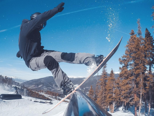 Snowboarder Niek van der Velden dropt even in bij de Avondsnow