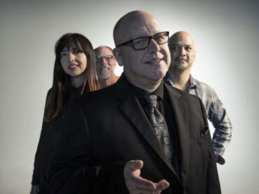 Edwin snapt de serie die hij kijkt totaal niet! Maar.... de soundtrack is fantastisch!