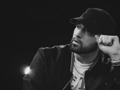 Om deze reden noemt Max de nieuwe Eminem 'the return of Slim Shady'