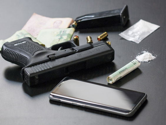 Maarten schreef een schoolboek dat moet voorkomen dat jongeren achter de tralies komen