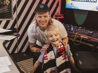 Teun van 8 verslaat de 53-jarige Robert in Beatles-quiz