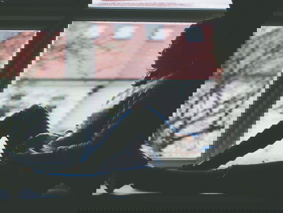 Clublid Jenneke biedt een luisterend oor voor jongeren die er even doorheen zitten