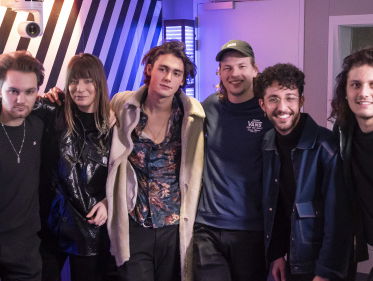 RONDÉ speellt hun nieuwe single voor het eerst bij Sanders Vriendenteam