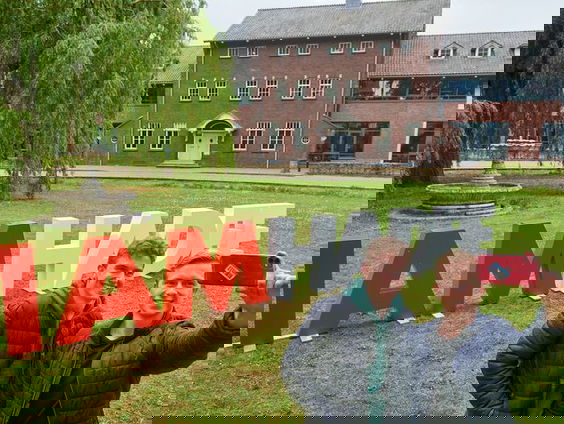 HEESWIJK-DINTHER HEEFT EEN HEUSE DORPSGLOSSY