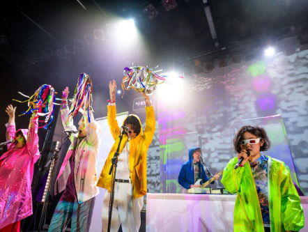 Superorganism + The Avalanches = de kleurexplosie van The Go! Team